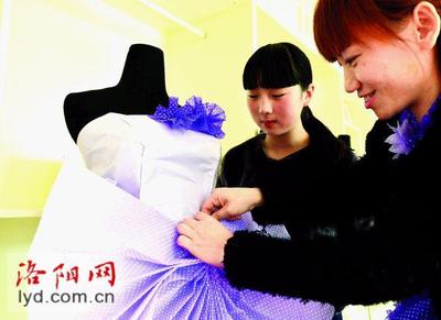 環(huán)保創(chuàng)意展風(fēng)采 小學(xué)生手工紙質(zhì)啦啦隊(duì)服裝獲央視少兒頻道關(guān)注